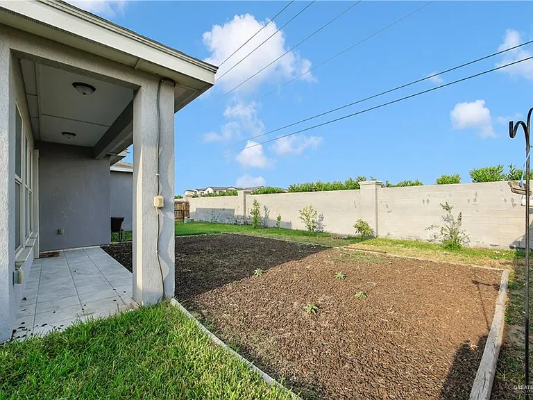 2410 Colvin Ave — Photo 27