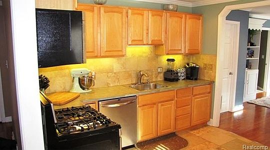 5th image of 15120 Sunbury St