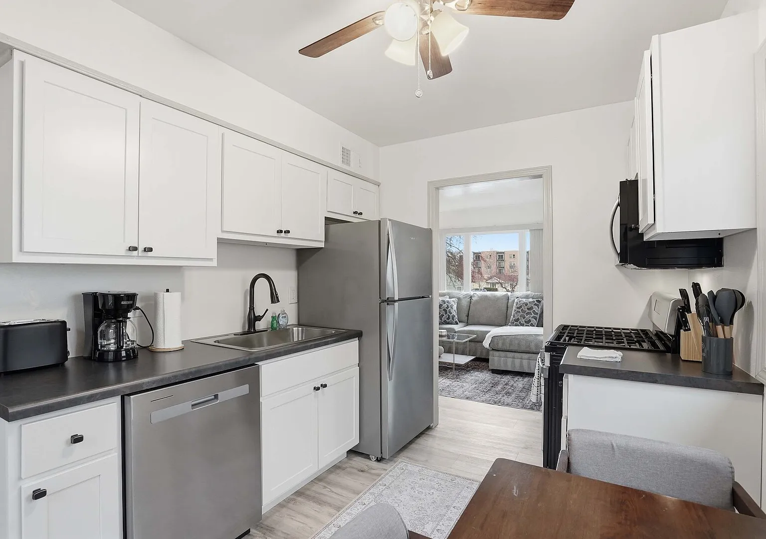 Madison Gem! 2BR Family Home with Washer&Dryer, AC, Parking — Photo 2