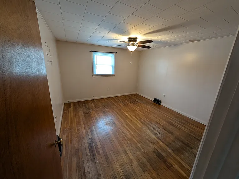 622 Essex St — Photo 3