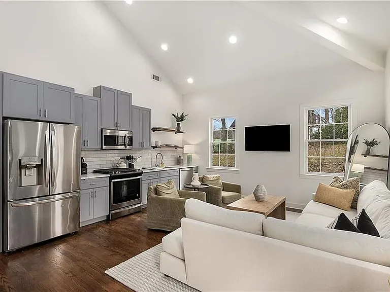 591 E Morningside Dr NE — Photo 4