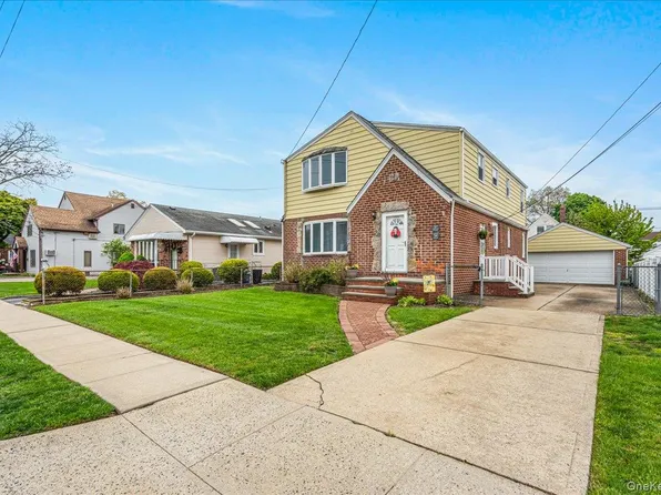 38 7th Street, Garden City Park, NY 11040