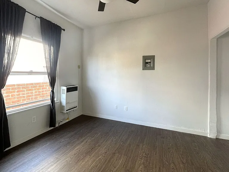 Alex Court Apartments — Photo 7
