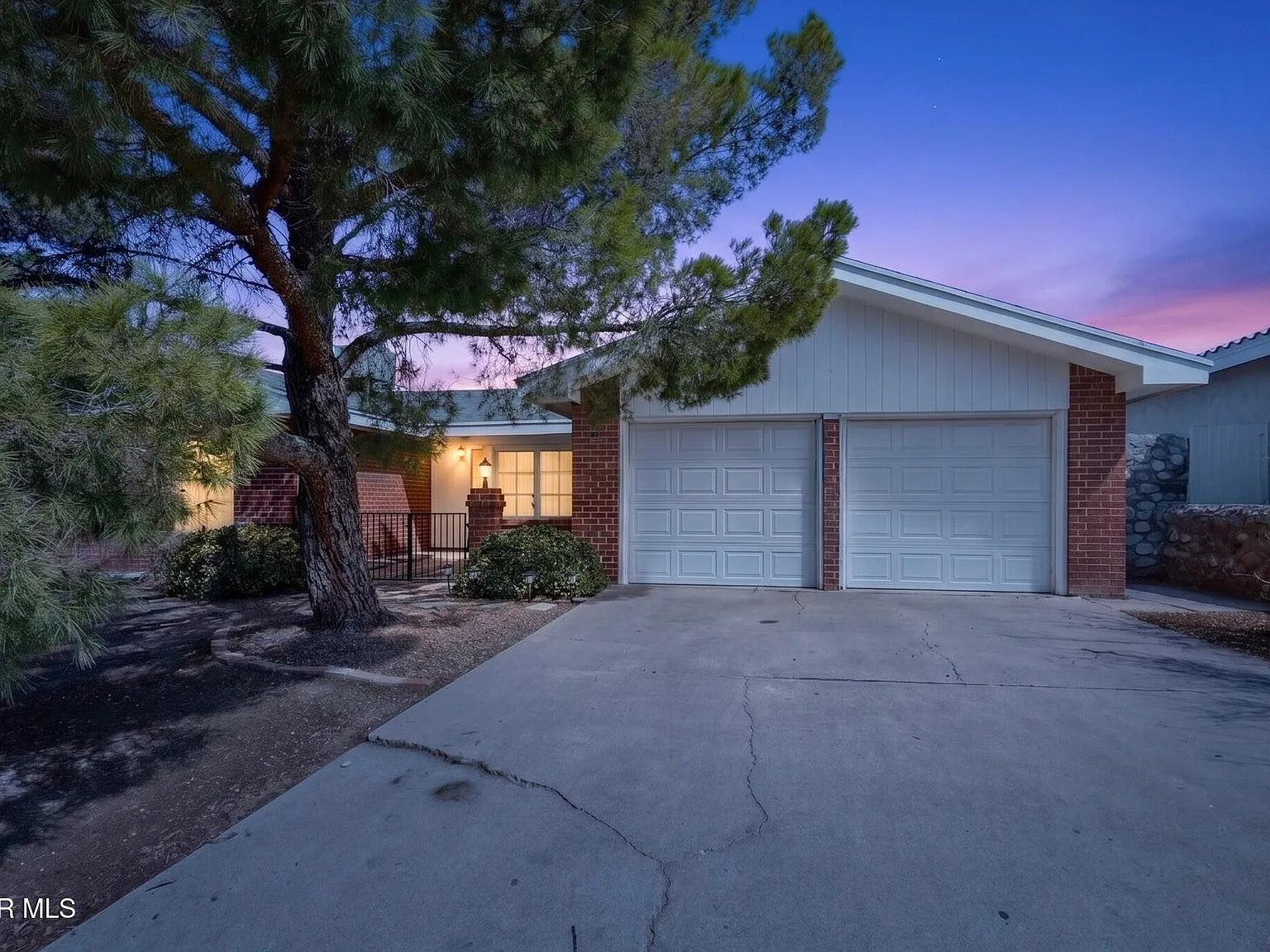 3 bed, 2.0 bath, 1936 sqft, $1,750 — Photo 2