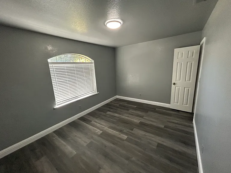2418 E Portland Ave — Photo 4