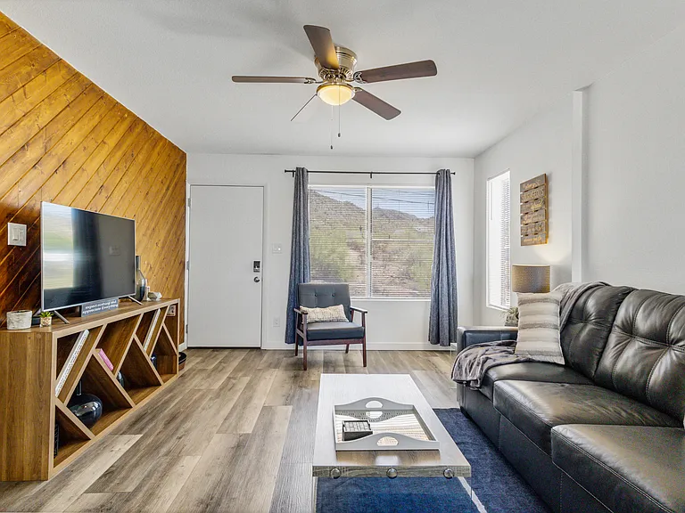 1502 W Shangri La Rd #2 — Photo 2