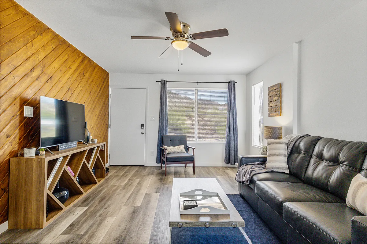 Building Photo - 1502 W Shangri La Rd #2