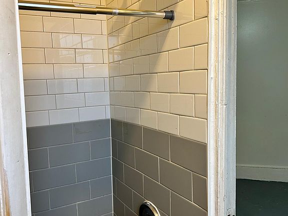 2nd image of 1118 Caroline St APT 1A