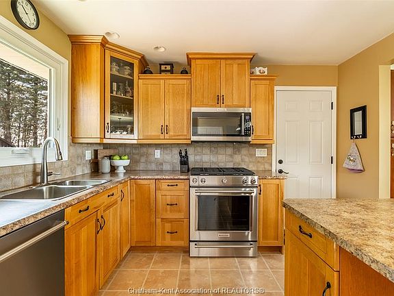 11th image of 21095 Victoria Rd