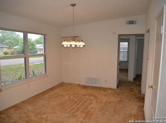 5th image of 406 Sprucewood Ln