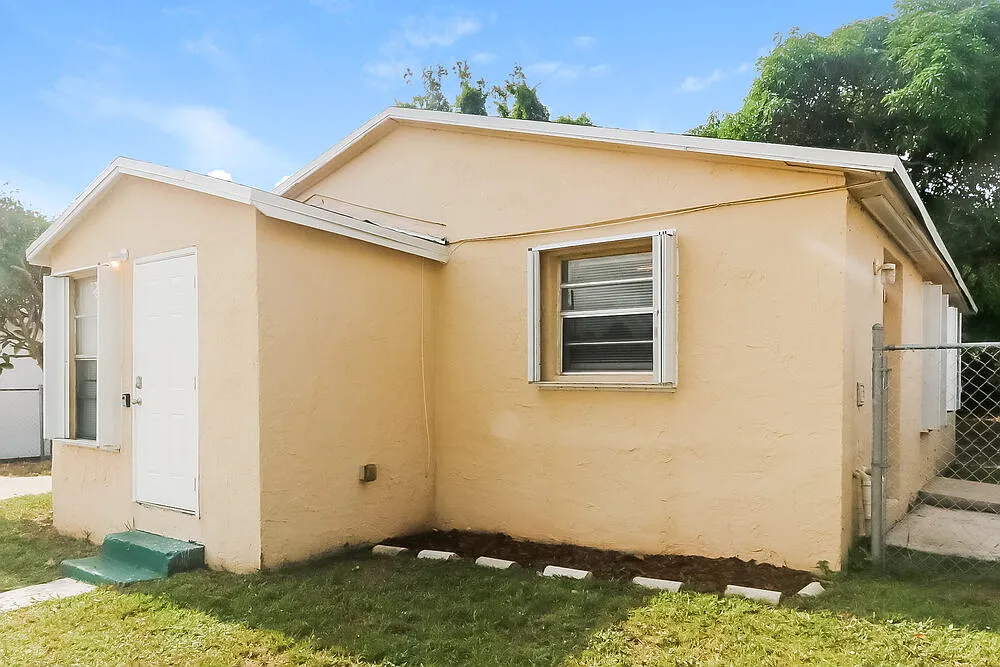 3 bed, 1.0 bath, 1025 sqft, $2,290 — Photo 3