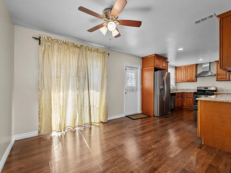 2260 Altadena Ave — Photo 7