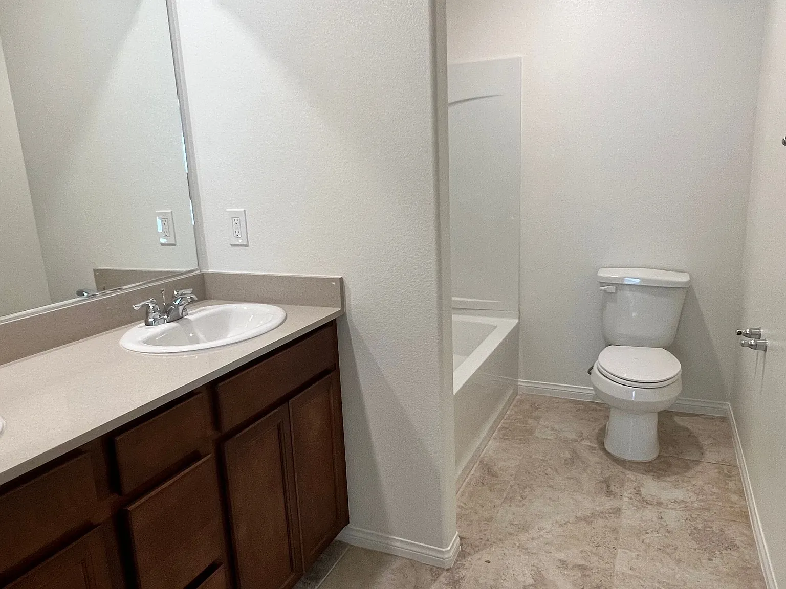 5 bed, 3.0 bath, 2460 sqft, $2,595 — Photo 3
