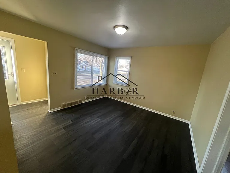 804 12th Ave SW — Photo 5