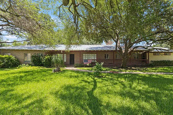 816 Country Club Dr — Photo 3