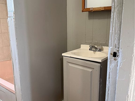 5th image of 626 Jay St
