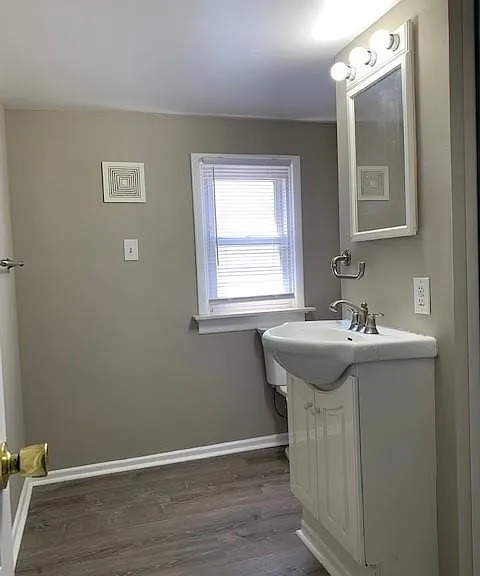 802 W 43rd St — Photo 12