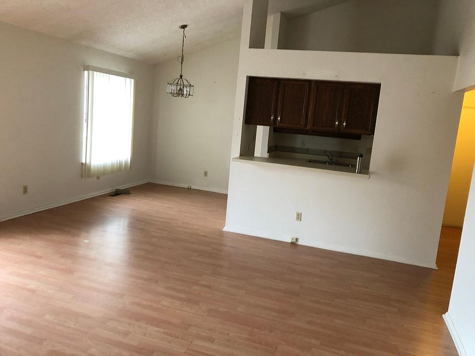 Dining area & kitchen passthrou