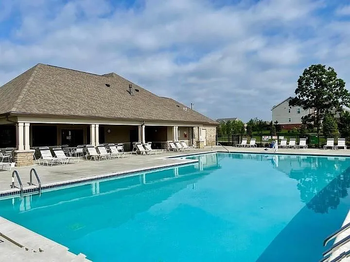 4 bed, 4250 sqft, $5,900 — Photo 3