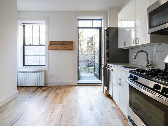 4th image of 152 Franklin St APT 1R