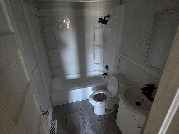 3rd image of 106 View St