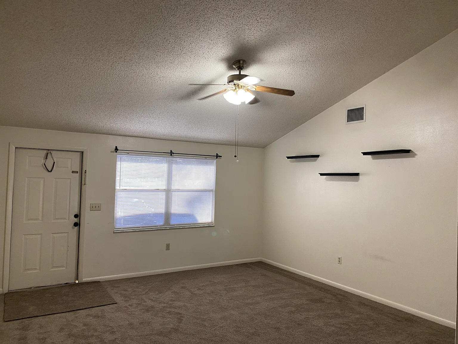 2 bed, 840 sqft, $1,300 — Photo 2