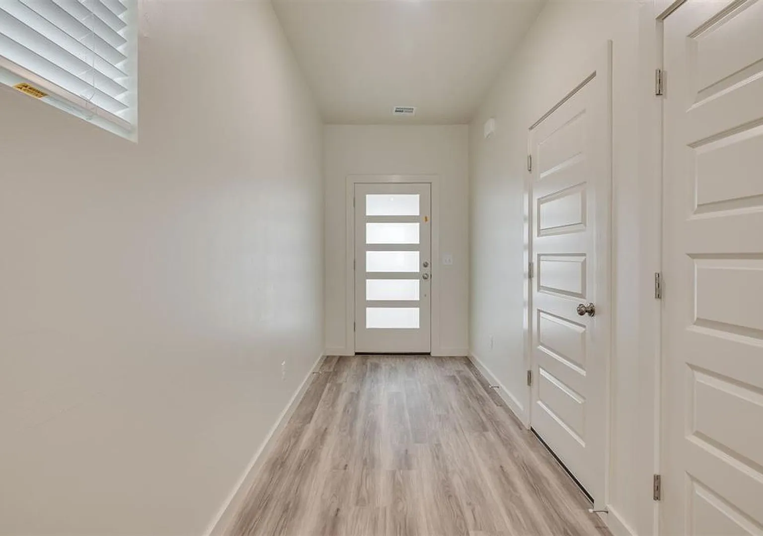 Luxury LARGE 2-story-3 Bedroom 2.5 Bathroom modern townhome in Piedmont Schools (Neighborhood Park) — Photo 4