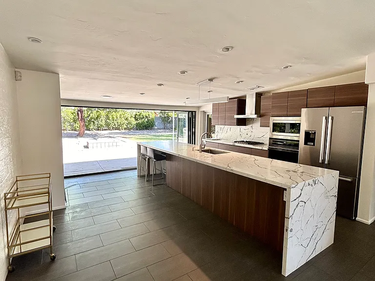 1420 E Rancho Dr — Photo 2