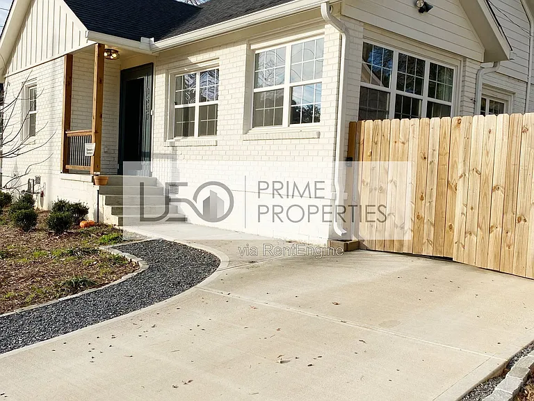 1927 S Gordon St SW — Photo 3
