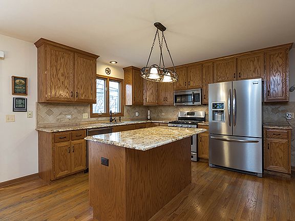 5th image of 581 Meadowview Dr