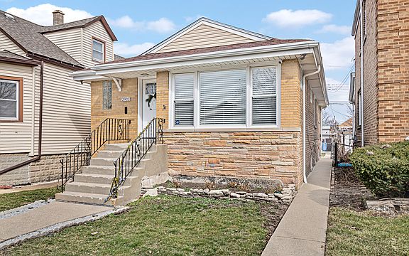 2nd image of 2931 N Melvina Ave