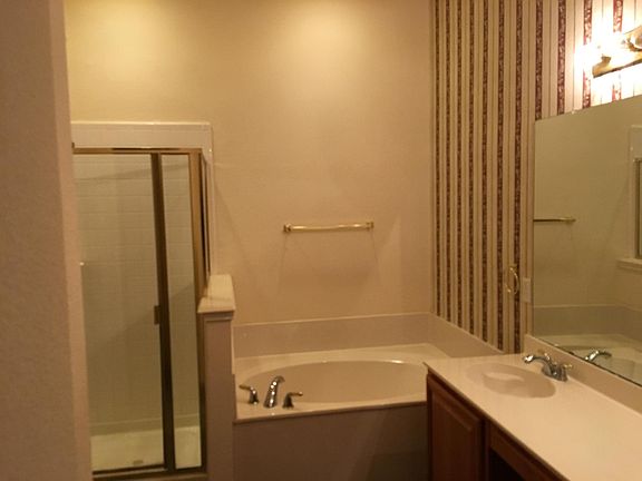 4th image of 2400 Cimmaron Dr