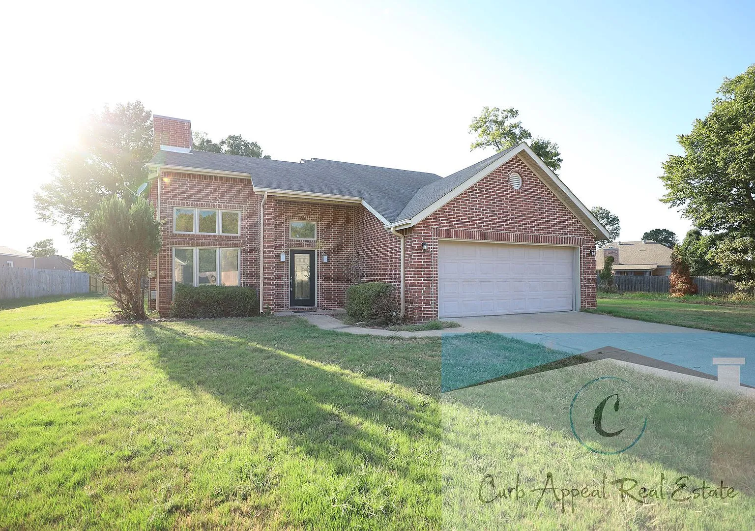 Beautiful 3 Bedroom Home with 2-Car Garage, Fireplace & Storm Shelter Jonesboro! — Photo 1