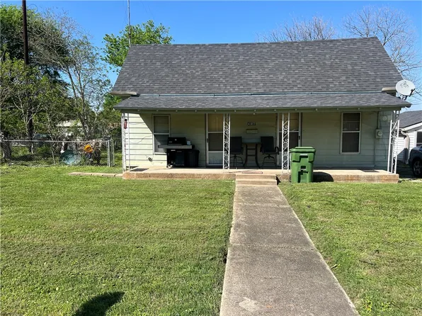 407 E Pine St, West, TX 76691