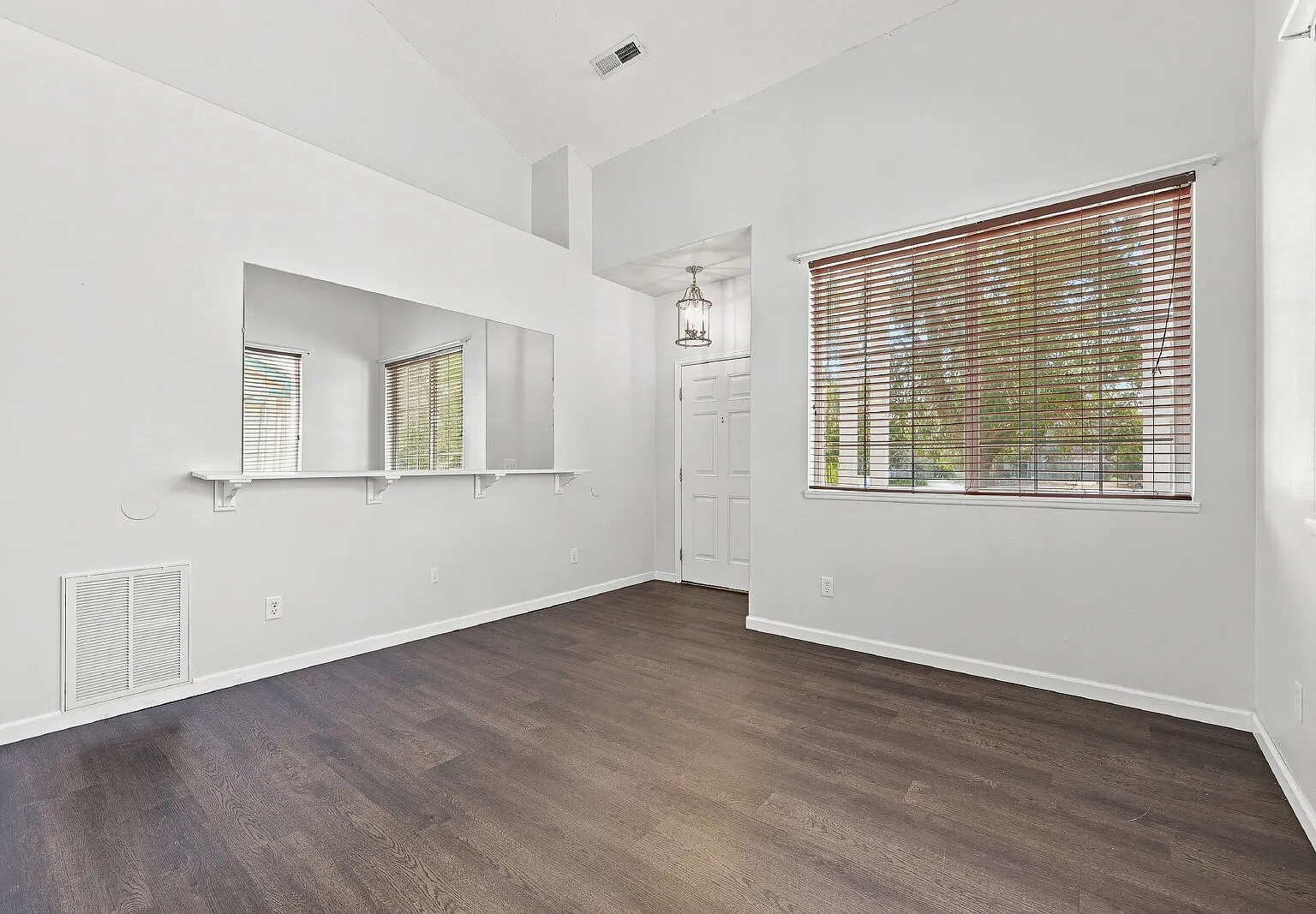 3 bed, 2.5 bath, 1603 sqft, $2,196 — Photo 3