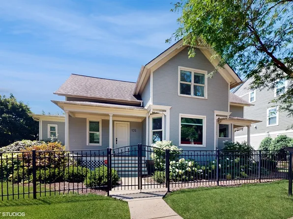 132 Waterbury Cir, Schaumburg, IL 60193