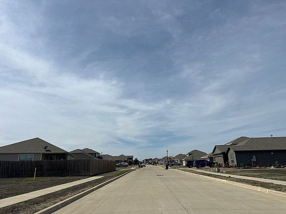 5th image of 124 Bush Dr
