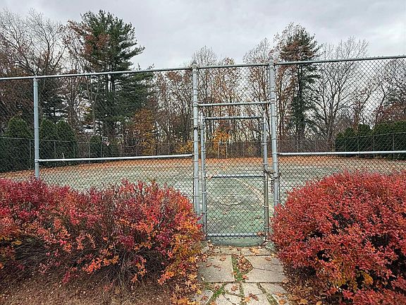 2nd image of 425 Abbott Farm Ln