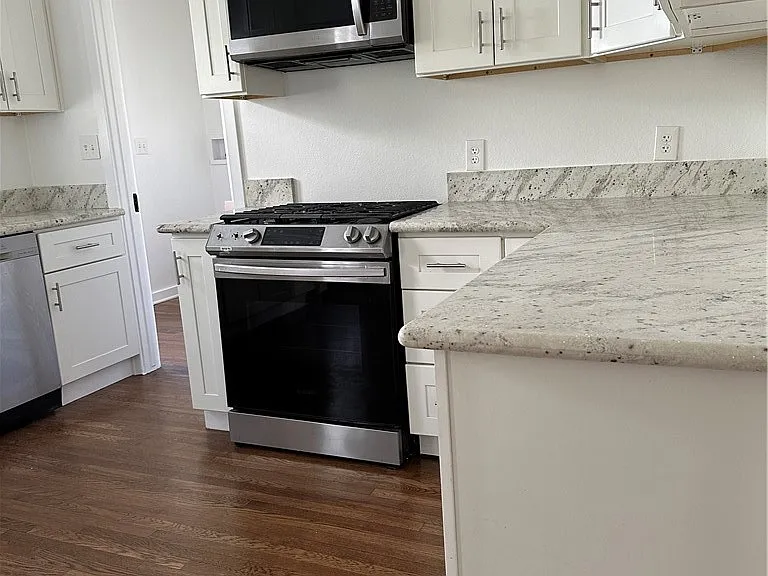 1054 N Euclid Ave — Photo 17