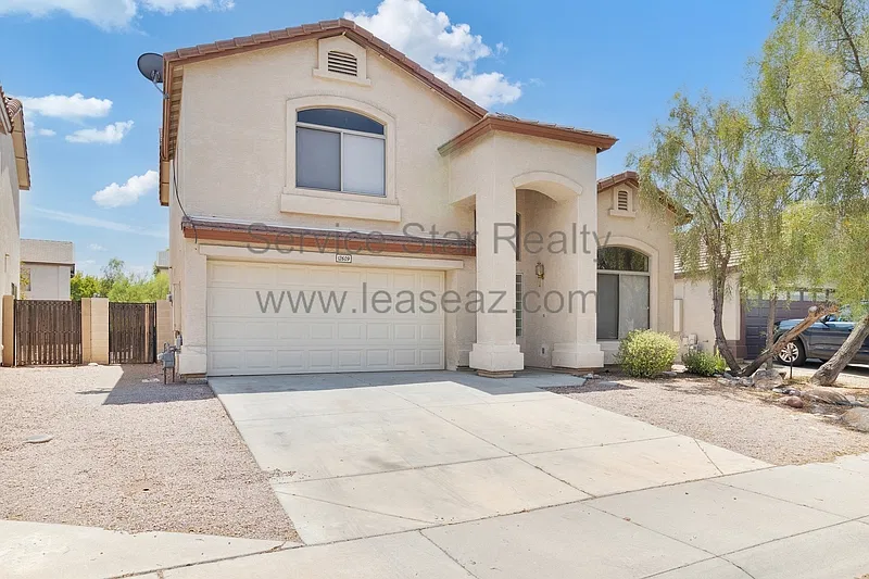 4 bed, 2.5 bath, 2024 sqft, $1,950 — Photo 2