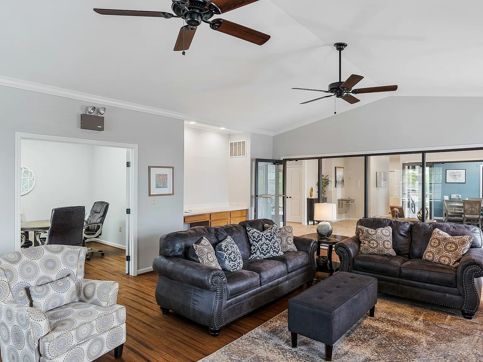 Burlington Oaks Apartments — Photo 4