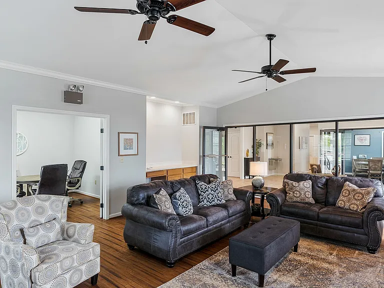 Burlington Oaks Apartments — Photo 21