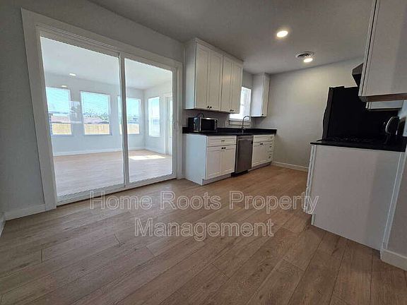 5th image of 1309 W Beech Dr