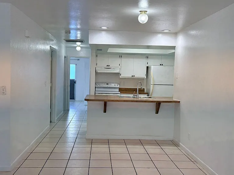 729 SW 39th St — Photo 3