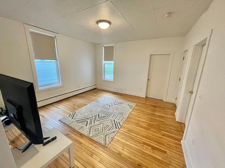 143 Oak St #1 — Photo 4