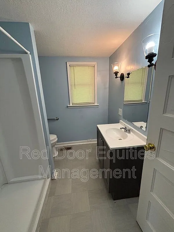 2 bed, 1.0 bath, $1,300 — Photo 1