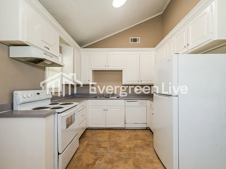 121 Davis Ave — Photo 6