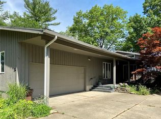 10 Lake Crest Dr, Decatur, IL 62521