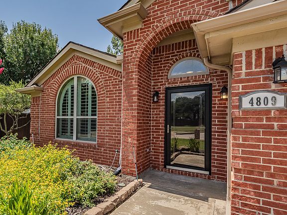 2nd image of 4809 Summit Cir