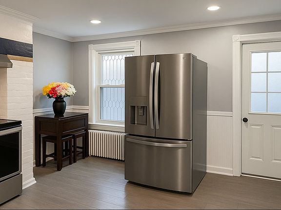 3rd image of 39 S Lake Ave APT 1